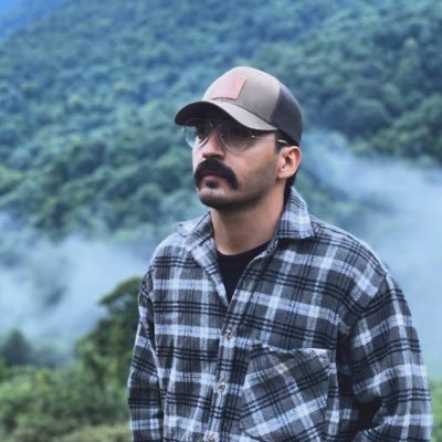 دانشآموز، دوستدار ادبیات و فلسفه، علاقهمند به شیوهی انجام سنتی کارها و البته بهترین مهاجم کوچهی خسروی