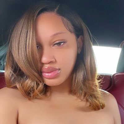 Big clit Energy🫢 fetish friendly🤍dms open to lovers only🫠NO MEETS↙️↖️ DAMSEL🥀Basketball🏀I LOVE BLACKS❤️🩹🫵🔞💍