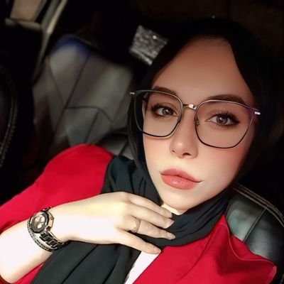 VETERINARIAN.                                                             
Owner at Genio Academy 💒