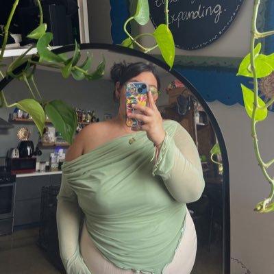 a groovy latina 🌱🌞🇲🇽 / published author ~ grab a copy of my debut poetry book “You Will Soon Bloom” out NOW