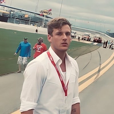 God 1st 🙏🏼 | CEO of Local Rise Agency 🧑💼 | Entrepreneur 🚀 | Social Media Growth Strategist 📈 | Singer / Songwriter 🎵