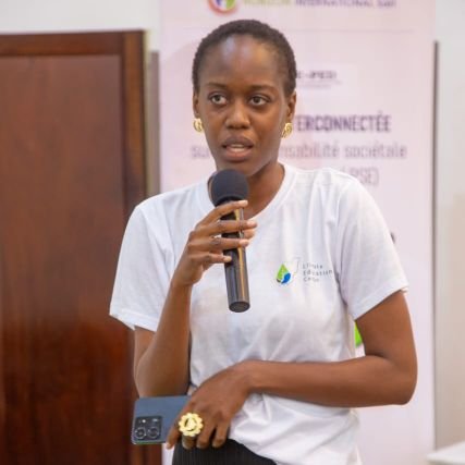 Sensible à la vie, à la condition de la femme @talk242, @Rejefemac et à l'environnement @ClimateEduCG.
Un cerveau guidé par un coeur qui bat.