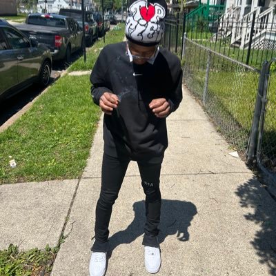 ♒️ I Smoke Like A Chimney 💨 And Work Sm, Love Pretty Women Also 🤪
