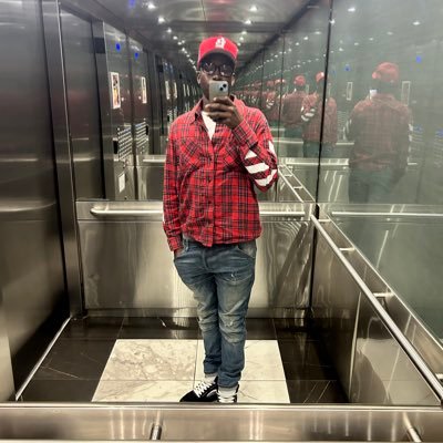 j_buckettz's profile picture. 