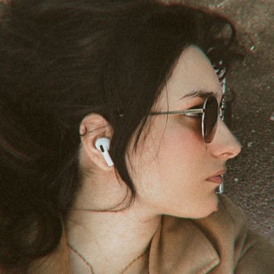 majoring in nerd rizz 😌. habladora de paja profesional 🗣️. i’m like if John Marston and Edgar Allan Poe had a lesbian daughter 🐦⬛.