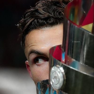 Pasan los tiempos
y todo sigue igual
nadie le puede ganar a nuestro madrid