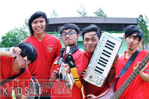 we're CYBER KIDS Indonesian PopPunkWeapon.
 SALATIGA | CENTRAL JAVA | INA 
 http://t.co/JodH6xiY | for bocking 087834554206 | Pin by req