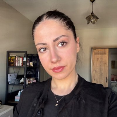 Hiçbir eseri olmayan edebiyatçı 📚 yarı badici🏋️♀️ çeyrek filolog 📑
