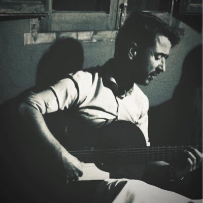 Administrador de fincas e imitador de músicos. Grado en Derecho.