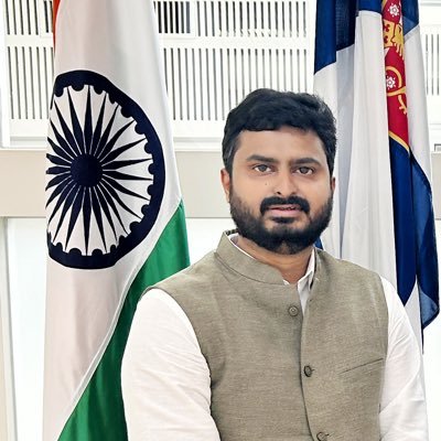 Journalist| Warrior in fight to transform #elections and empower #Indian majority. Founder #Compass. Ex @IndianPAC, @abpnewstv & @iimcdelhi #Politics
