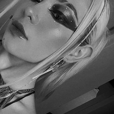 //“𝕀’𝕞 𝕒 𝕡𝕠𝕠𝕣 𝕦𝕟𝕗𝕠𝕣𝕥𝕦𝕟𝕒𝕥𝕖 𝕤𝕠𝕦𝕝” ℙ𝕍ℝ𝕀𝕊.//🏳️🌈//💫✨🦕🦖//•Sonreír por disfrutar el camino y valorar el destino•//🖤🤟🏻//🤓🧠🧬//XXIV