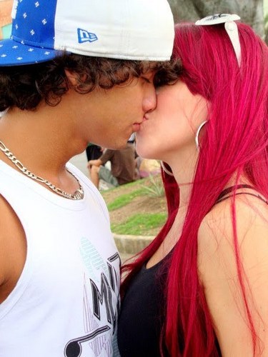 Casada, ruiva, grávida de quatro meses
