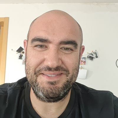 Entrenador de bàsquet,apassionat d'aquest esport i molt culer.