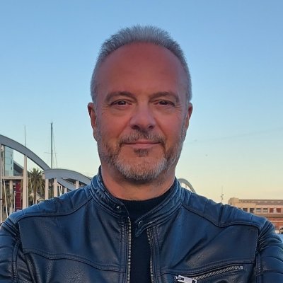 Roberto Giorgi is an Associate Professor at the University of Siena, Italy. He coordinated the TERAFLUX and the AXIOM projects.
