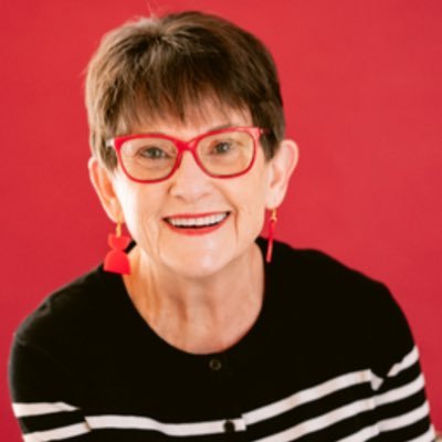 Helping Professionals Master LinkedIn with Industry-Specific GUIDES!