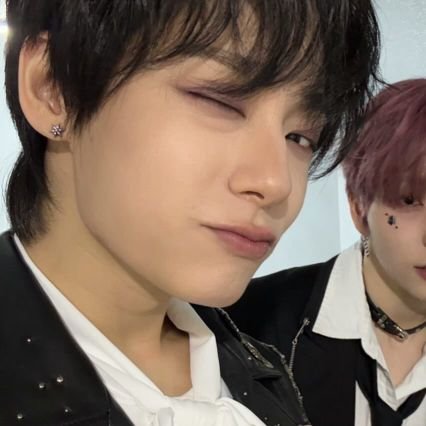 m00nRose_'s profile picture. With Oneus and Youngjo forever ❤️‍🔥