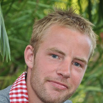Werkvoorbereider machinebouw.
Geen tijd voor reptielentheorieën e.d.
Pesthekel aan grifters.
