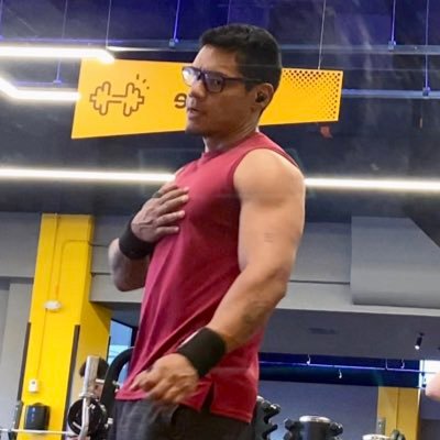 Llegué a la edad de perseguir mis sueños, y ser escritor es uno de ellos. El género homoerotico siempre me ha fascinado, y quiero compartirlo. Seré escritor.