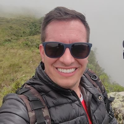 Colorado. Publicitário. Editor. Programador. Sonoplasta e Redator Esportivo