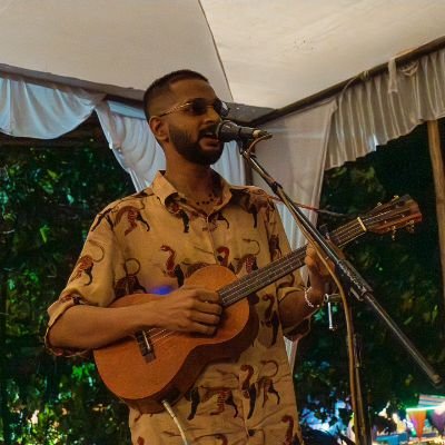 I write. I sing. I connect.
Debut EP Thevai is streaming on all platforms // Debut album out soon