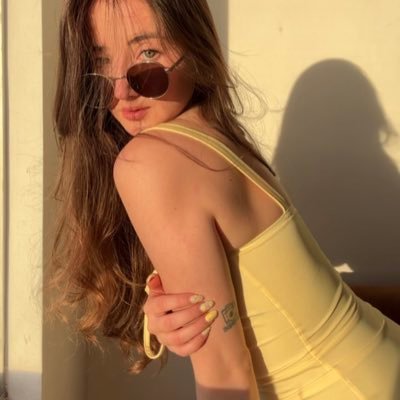 Hello! I'm a Colombian girl who likes dancing, having fun with new friends! I hope they will be distracted by my content. 🖤