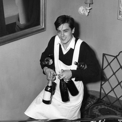 pengrajinkendi's profile picture. love art, hate artists.