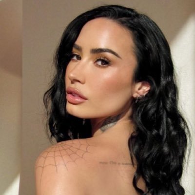 #parodyaccount of @ddlovato // single ship / š©· @handsomelyguy20