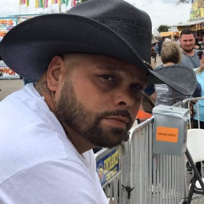 lunchdate21's profile picture. single father of 3 just trying to get by.