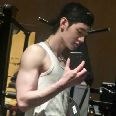 vvnikc's profile picture. Polls