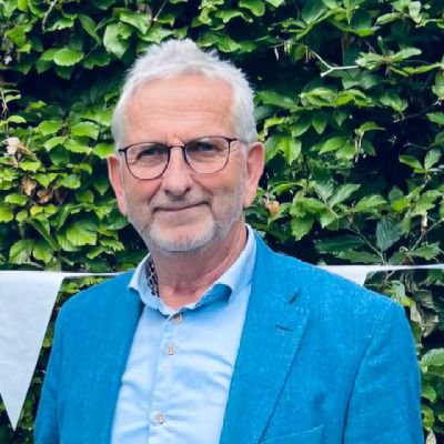 Vanaf nu AOW-er | hobby- vasteplantenkweker | vader van een mooi gezin | trotse opa van prachtige kleinkinderen | RK Kerk | bestuurlijk actief.