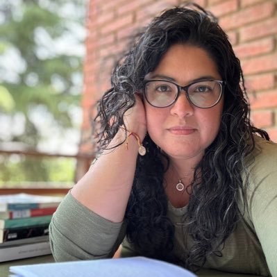 ✏️ Escribo para nombrar lo que siento 🧘🏽♀️ Medito, respiro, me transformo 🍃 Lee mis Retazos