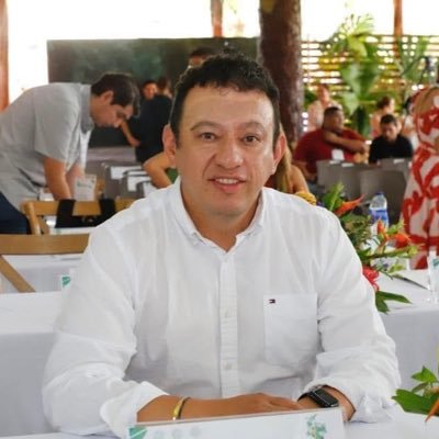 Ex Gobernador de Nariño, ciclista, defensor de la paz, padre, esposo, abogado, lider comprometido con el desarrollo.