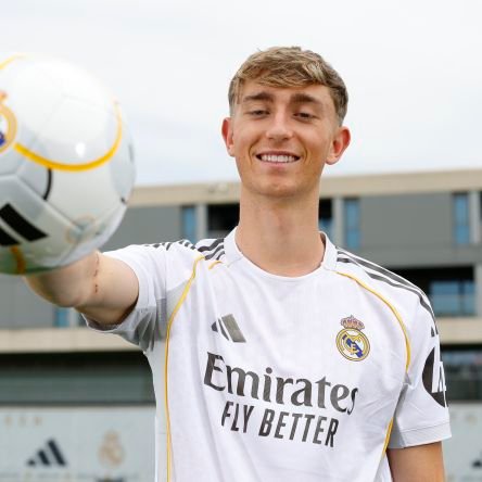 Perfil oficial de Dean Huijsen. Jugador del Real Madrid y de la Selección Española.
