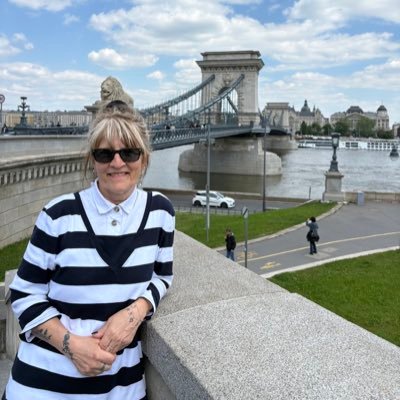 Demeure dans la belle région du Saguenay à Chicoutimi, passionnée de politique Québécoise. 😊