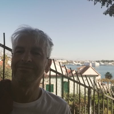 Uporniški novinar s poškodbenim listom. Več slednjimi, žal.
Osebni profil, namenjen osebnim stališčem in profesionalnim objavam ter obojestranskim delitvam.