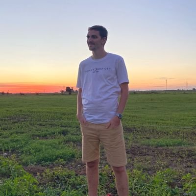 Nací un 20/05 como Dolina. Mi ídolo es Capusotto. Maradoneano. En mis ratos no libres, periodista.