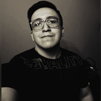 Soy un normal producto latino que se ahoga en sueños y trabaja por su pan, que con café engaña a su intestino y con la fe acalora su hogar.