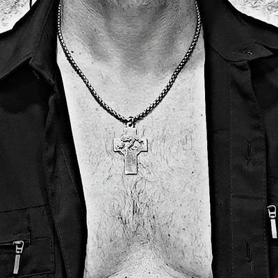I'm no angel, I'm no savior and I've never been a saint
Well, I know I'm not the devil 'cause I still can feel the pain... (5FDP)