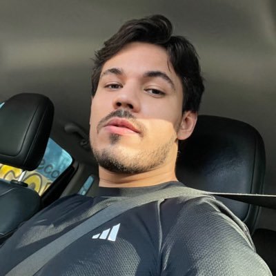 Trabalhamos com pouco biscoito, muita reclamação, meme e diva pop.
