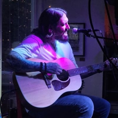 Welsh singer songwriter from Anglesey, North Wales 🏴
@HolyCovesBand. MGMT @SnowdoniaRec