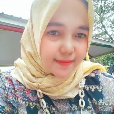 ratnasari132's profile picture. 