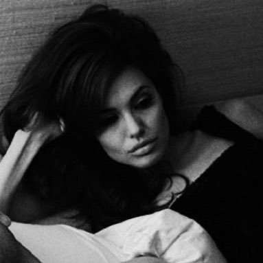 derealization24's profile picture. sometimes living