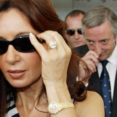 Veo el mundo en términos binarios. O ⚪️ o ⚫️, los grises no sirven. Cristiana sin religion. Peronista.Kirchnerista. Desclasada y oveja negra de la familia.