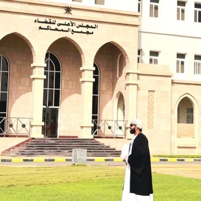 وتشاءَ أنتَ من البشائرِ قطرةً'
ويشاءُ ربكَ أن يغيثك بالمطرْ'
#محامي
#ماجستير_في_القانون_العام
#مطارد_عواصف
#مصور_جوي