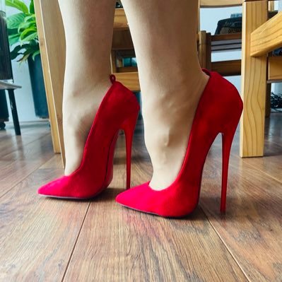 Married woman loves people who dare to be different. Love Eroticism, Sensuality, Nylons, Skirts and High heels. DM open for everyone 👠🇳🇱🌈