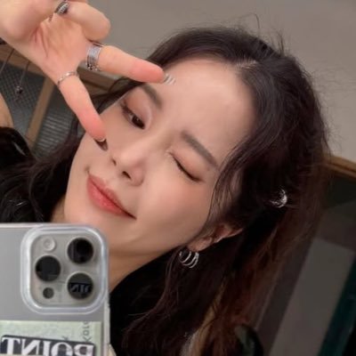 luvYongS2's profile picture. #솔라 평용평용 🤍 겁내지 말고 그냥 쭉 가보는 거야 우리 둘 ෆ , 🐰🐹🐶🦁