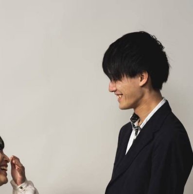 誰かと一緒に迷っていたくて、「とろ火」 @torobibook という営みをしています。ほんとのはなしを語りあったり、本にまつわる活動をしたり。短歌をおずおず詠んだりも。妻とお子がだいすきで、私設図書室を開きたい人です。