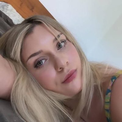 A pretty and naughty girl from California whom love swimming,camping and going to vacation a good and loving chef 👩🍳