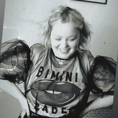 rosesaren0tred's profile picture. 