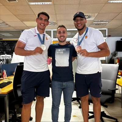 Periodista en los deportes de @rtve. Pasé por @ocrzamora y @opiniondezamora. Cuento historias de fútbol en TikTok (relatos.futboleros) 🎙️